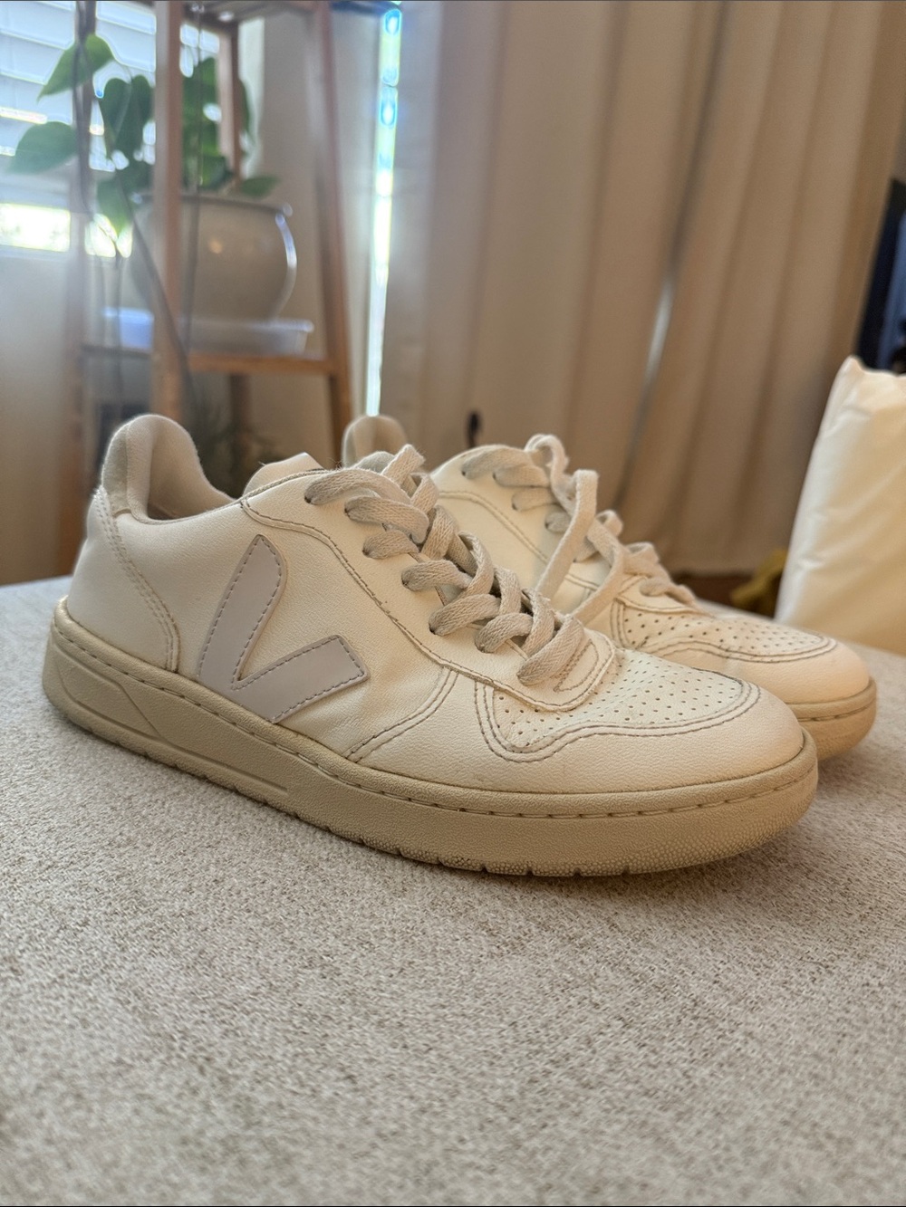 Veja V-10 Sneakers Womens White, Cream, Light Grey sz 6